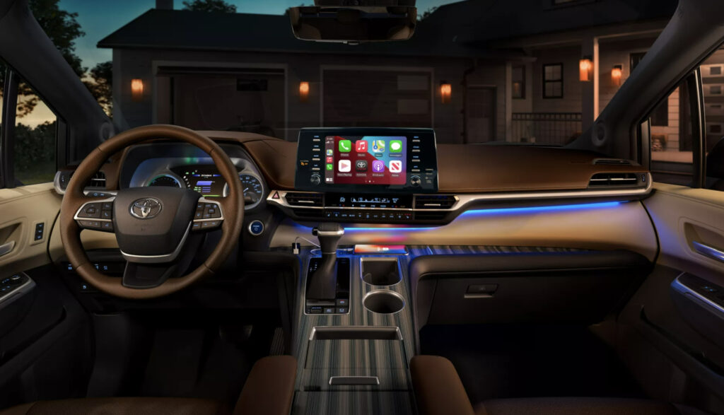 Interior image of Sienna showing dash | 2021 Toyota Sienna Hybrid