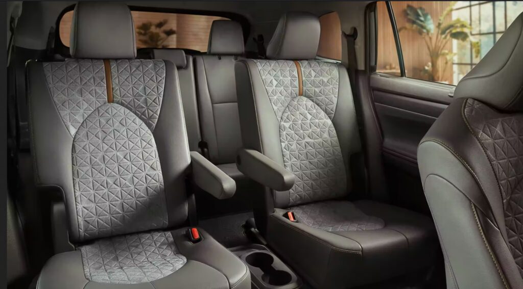 2022 Toyota Highlander Hybrid interior